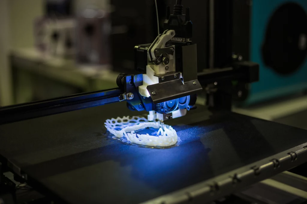 d 2019 roku precyzja i zakres materiałowy druku 3D wzrosły do tego stopnia, że wykorzystanie druku 3D zostało dostrzeżone również w produkcji przemysłowej