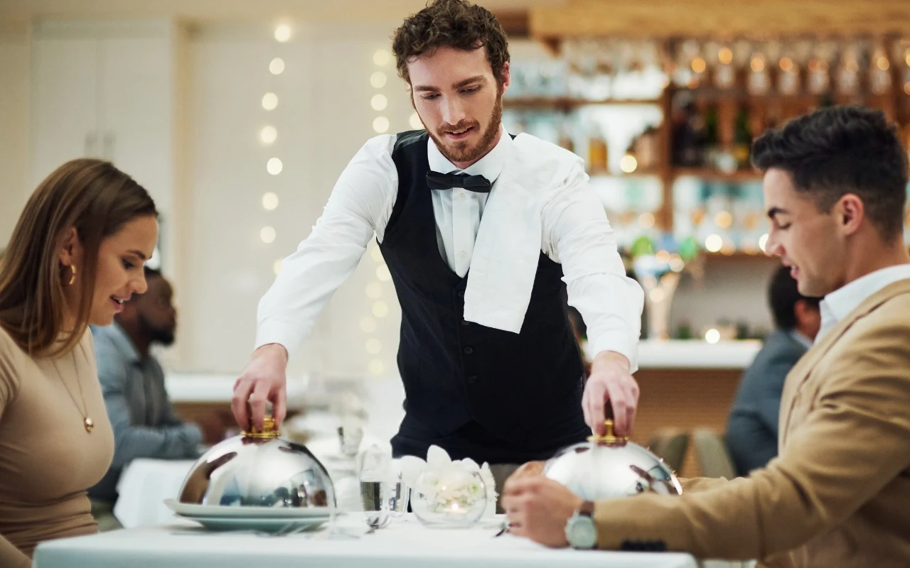 Nie popełniaj tych gaf w restauracji. Inaczej wyjdziesz na osobę bez manier i klasy