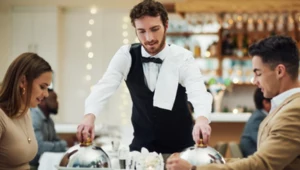 Tych błędów nie wybaczą ci w eleganckiej restauracji. Najgorsze wpadki przy stole 