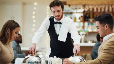 Tych błędów nie wybaczą ci w eleganckiej restauracji. Najgorsze wpadki przy stole 
