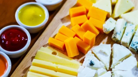 Na sklepowych półkach wiele produktów określanych jest mianem serów, choć ich skład temu przeczy.