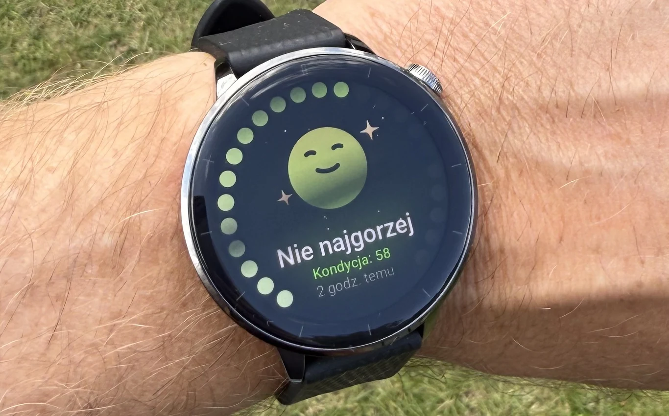 Nowy smartwatch OnePlusa prezentuje informacje o kondycji w przyjazny sposób. Inteligentny zegarek na ręce wyświetla ekran z uśmiechniętą emotikoną i napisem Nie najgorzej oraz informacją o kondycji użytkownika i czasie pomiaru.