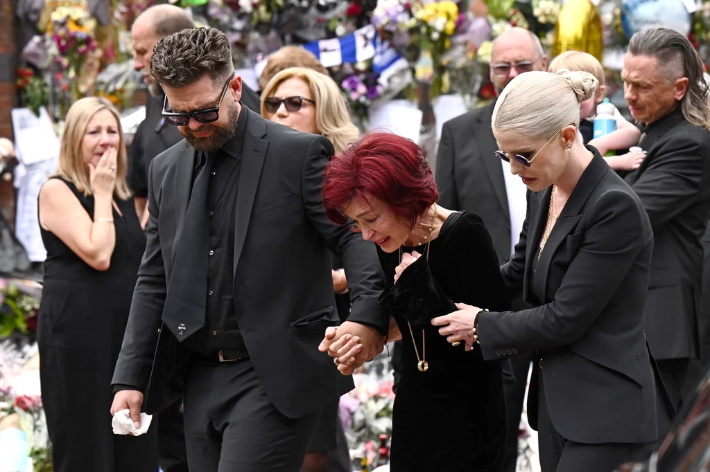 Jack, Sharon i Kelly Osbourne na moście Black Sabbath w Birmingham podczas pożegnania Ozzy'ego Osbourne'a Jack, Sharon i Kelly Osbourne na moście Black Sabbath w Birmingham podczas pożegnania Ozzy'ego Osbourne'a