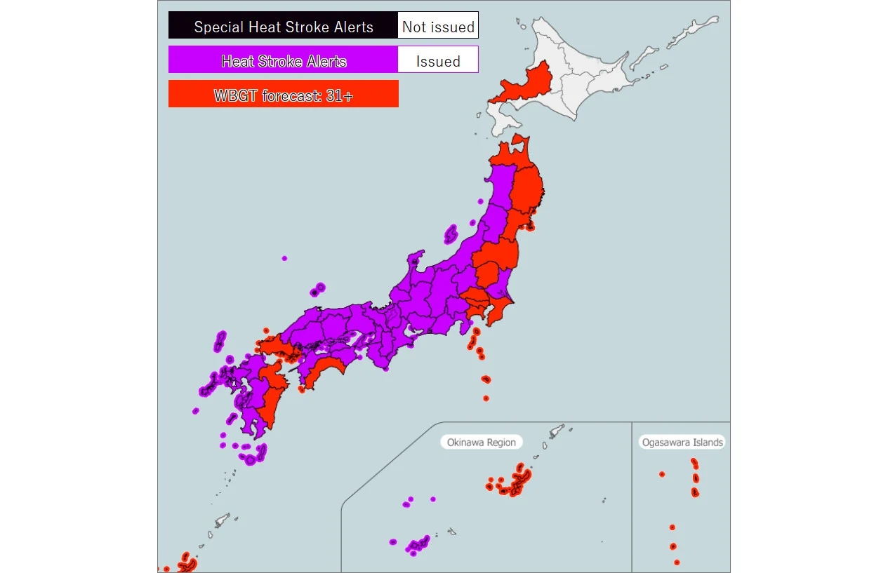 Mapa Japonii z zaznaczonymi regionami objętymi alertami dotyczącymi udarów cieplnych oraz temperatury, obszary zagrożone oznaczone są kolorami fioletowym i czerwonym, a legenda wyjaśnia znaczenie kolorów.