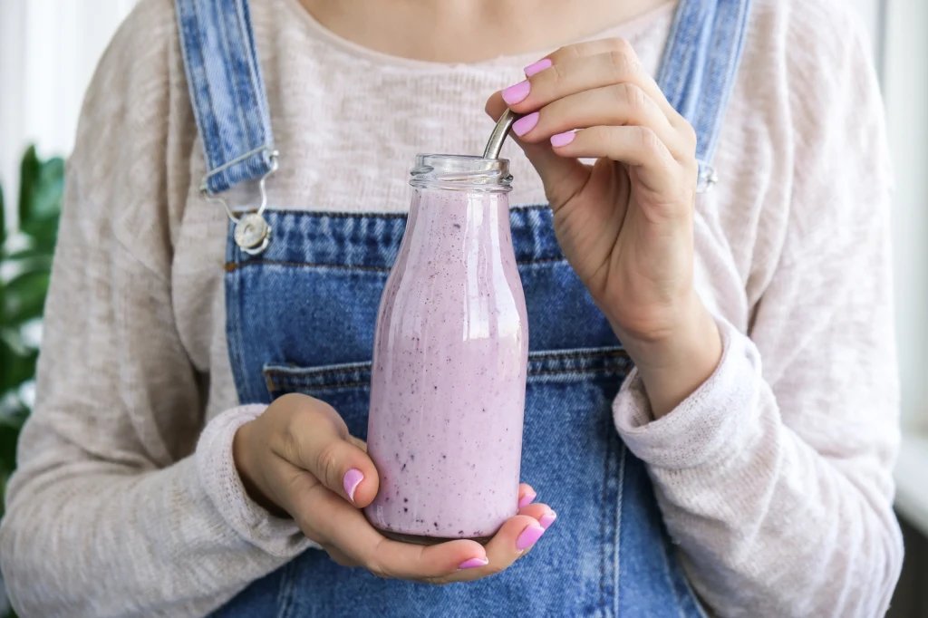 Choć wydaje się, że owocowy koktajl jest bardzo zdrowy, jeden owoc może wszystko zepsuć
