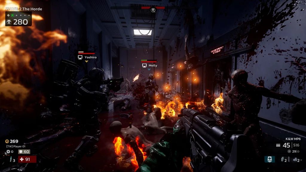 Killing Floor 3 Intensywna scena walki z udziałem uzbrojonych postaci odpierających atak agresywnych humanoidalnych potworów w ciemnym, futurystycznym korytarzu, otoczenie spowite płomieniami i krwią.