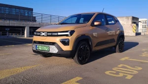 Zdaniem ADAC serwisowanie elektrycznej Dacii Spring w ASO jest o 43 proc. droższe niż spalinowej Dacii Sandero