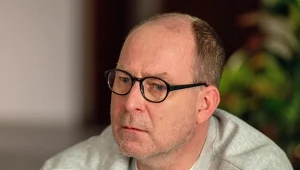 Marek (Marcin Perchuć) wprowadzi się na kilka dni do wymagającej stałej opieki matki