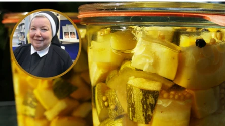 Sałatka z cukinii   do słoików z przepisu siostry Anastazji powinna znaleźć się w twojej spiżarni. Jak ją przygotować?