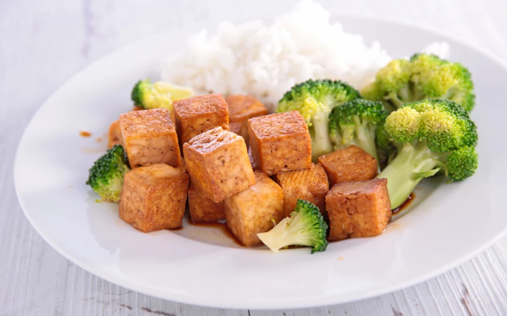 Tofu sprawdza się nie tylko w kuchni azjatyckiej. Można je przyprawiać dowolnie, nawet w stylu polskim