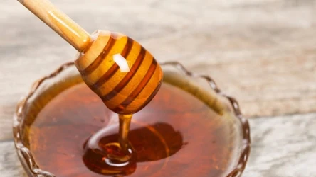 Prawdziwy miód malinowy jest gęsty i ma złocisty kolor.