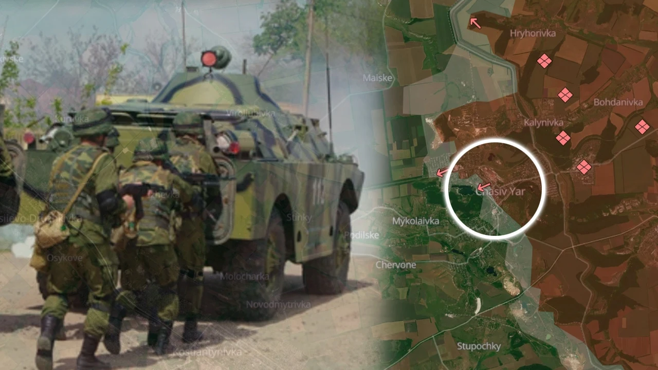 Rosjanie twierdzą, że zajęli Czasiw Jar Grupa żołnierzy w mundurach wojskowych stoi obok opancerzonego pojazdu na wiejskiej drodze, po prawej stronie widoczna szczegółowa mapa z zaznaczoną lokalizacją w okolicach miasta.