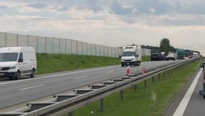 Wypadek z udziałem pojazdu wojskowego. Utrudnienia na A4
