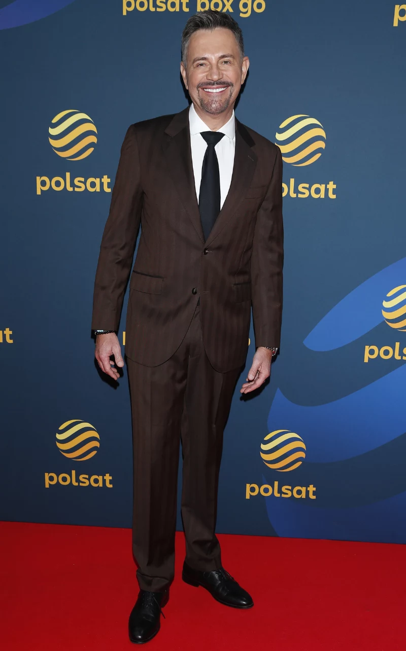 Krzysztof Ibisz elegancki jak zawsze. Tym razem w garniturze w odcieniu głębokiego brązu