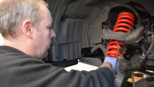 Auto pływa i gorzej hamuje? Ten element może być do wymiany
