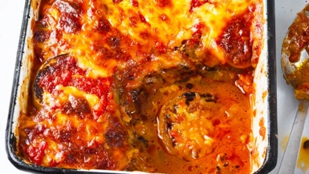 Parmigiana to bezmięsne danie rodem z Włoch. Idealna propozycja na szybki obiad.