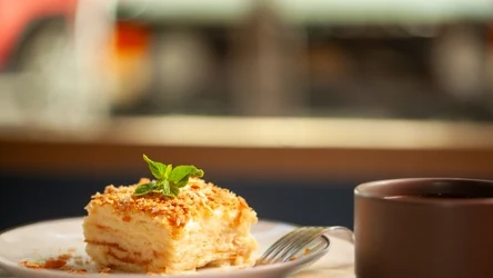 Podstawą ciasta są budyń i herbatniki