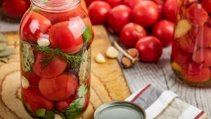 Kiszone pomidory to ciekawy pomysł na przetwory do słoików 