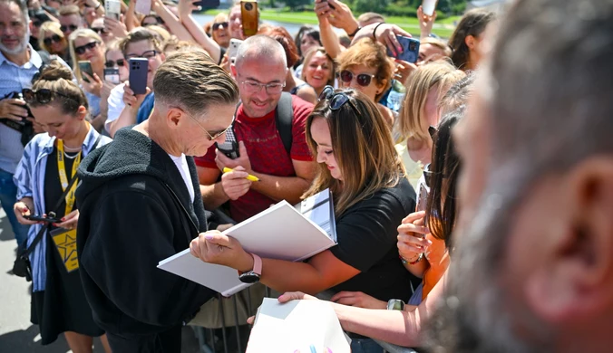 Bryan Adams pod Wawelem w Krakowie rozdawał autografy