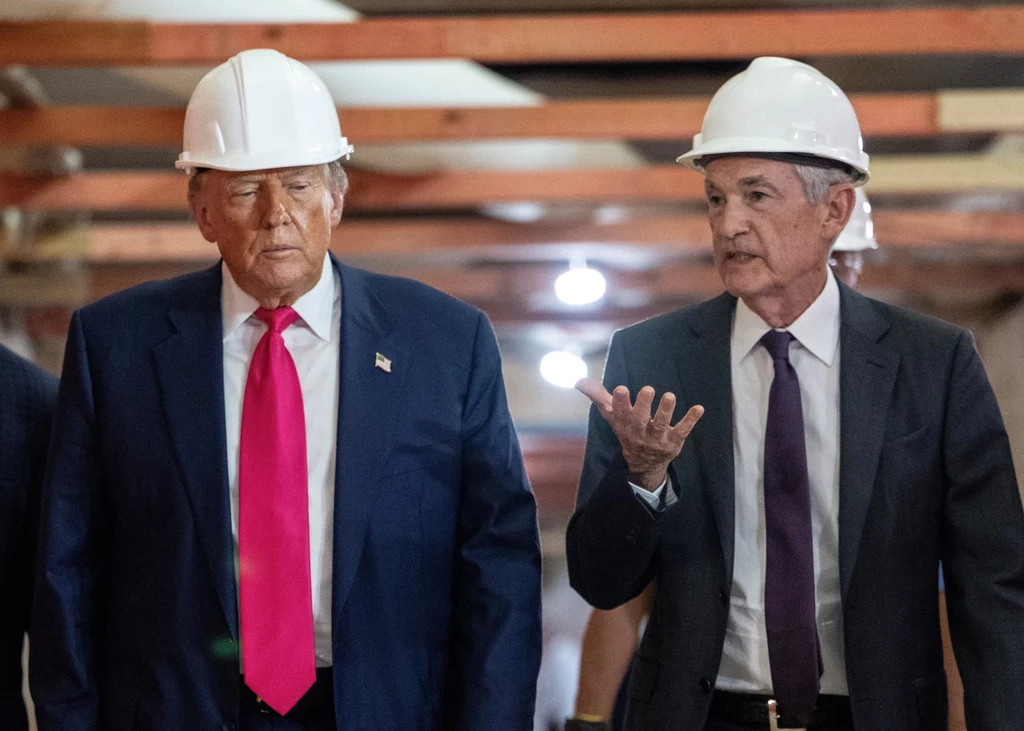 Donald Trump i Jerome Powell podczas wizysty w remontowanej siedzibie Fedu
