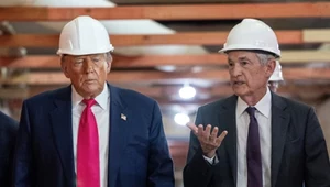 Donald Trump i Jerome Powell podczas wizysty w remontowanej siedzibie Fedu