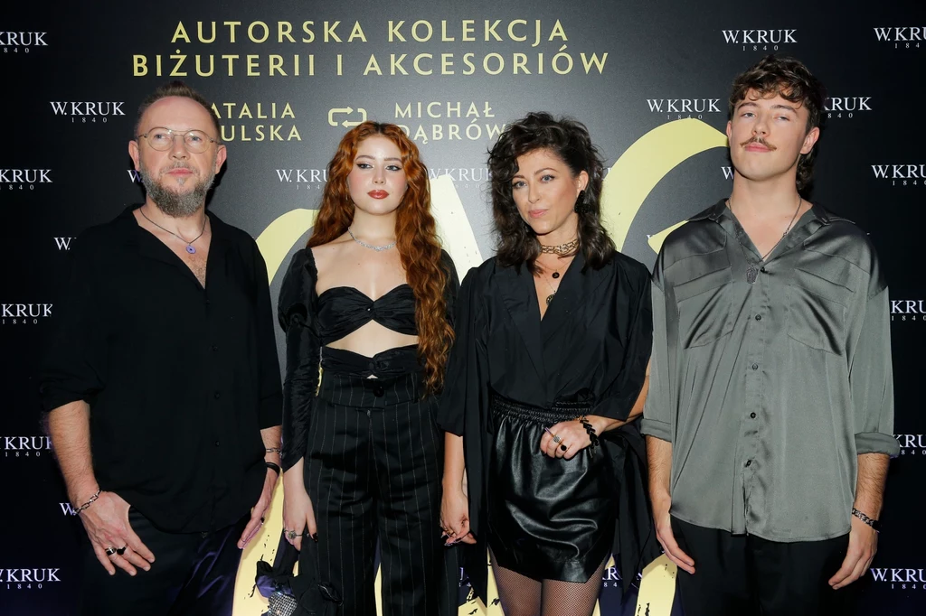 Natalia Kukulska ze swoją rodziną: mężem Michałem Dąbrówką, córką Anną Dąbrówką i synem Janem Dąbrówką w 2022 r. Natalia Kukulska ze swoją rodziną: mężem Michałem Dąbrówką, córką Anną Dąbrówką i synem Janem Dąbrówką w 2022 r.