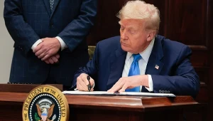 Donald Trump podpisał 31 lipca rozporządzenia ustanawiające nowe stawki ceł dla importowanych towarów z ponad 70 państw świata