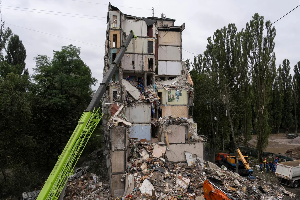 Spod gruzów budynku w Kijowie wydobyto 10 ciał Spod gruzów budynku w Kijowie wydobyto 10 ciał
