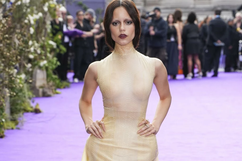 Jenna Ortega zaskoczyła kreacją Jenna Ortega zaskoczyła kreacją