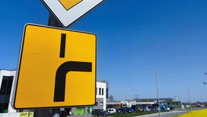 Dwa auta na podporządkowanej i skrzyżowanie łamane. Kolizje to tutaj standard