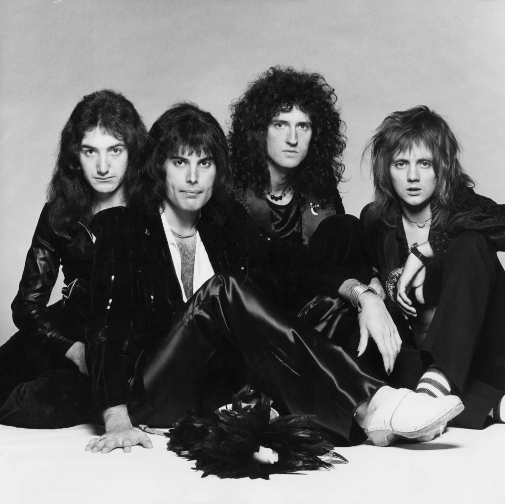 Queen w latach 70. - od lewej: John Deacon, Freddie Mercury, Brian May i Roger Taylor Queen w latach 70. - od lewej: John Deacon, Freddie Mercury, Brian May i Roger Taylor