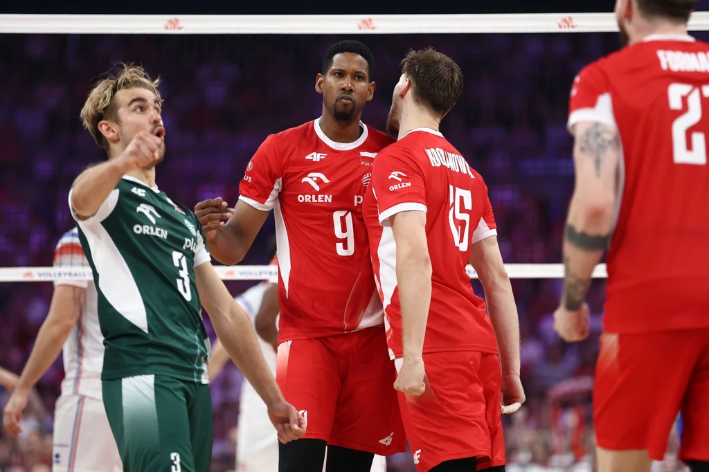 Liga Narodów siatkarzy. Na mecz Polska - Brazylia potrzebny będzie Wilfredo Leon w lepszej formie niż w meczu z Japonią Zawodnicy drużyny siatkarskiej Polski w trakcie rywalizacji na boisku, ubrani w oficjalne stroje, widoczne emocje i gestykulacja podczas intensywnej wymiany punktów.