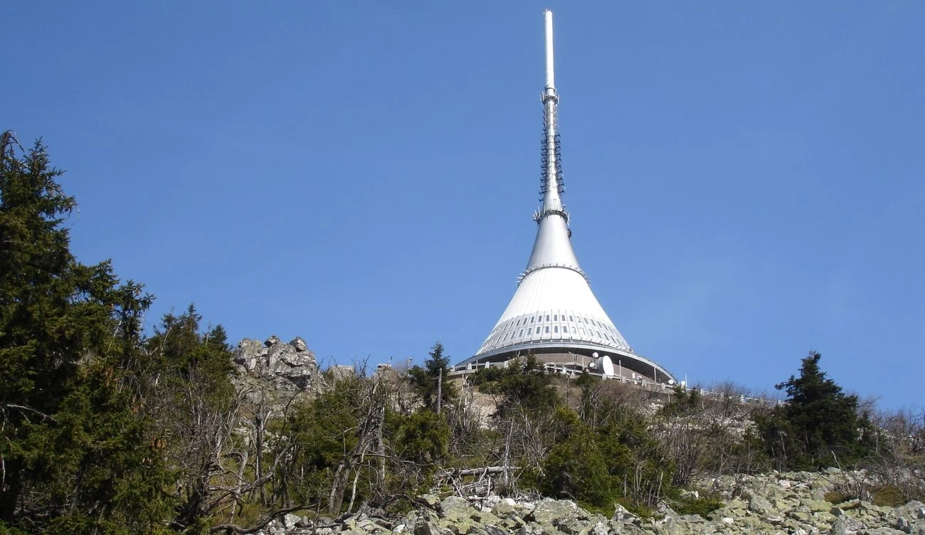 Budowla ma 91 metrów wysokości. Łączy funkcje hotelowe, restauracyjne i telekomunikacyjne