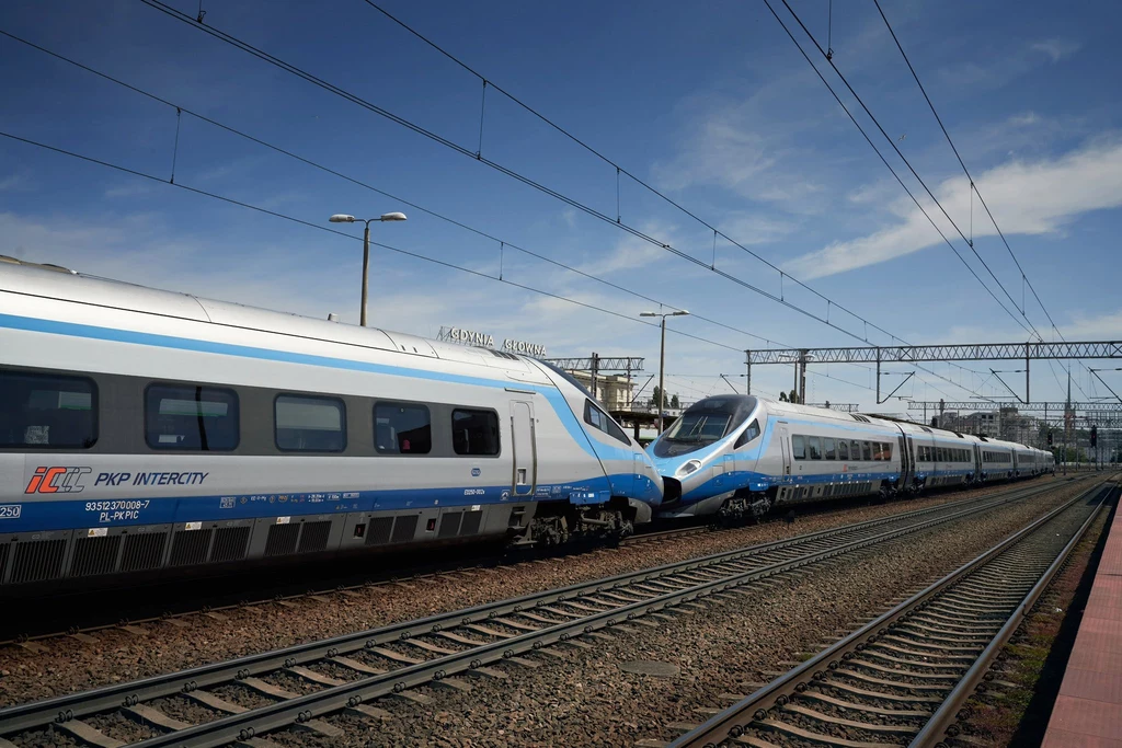 Podwójne składy Pendolino na trasie. Mają prawie 400 metrów długości.