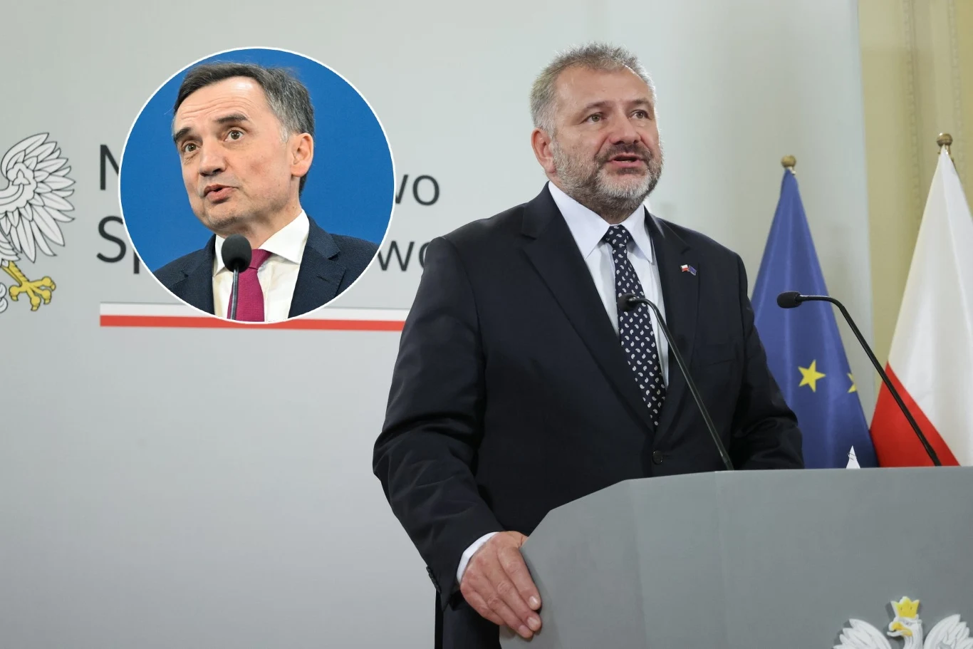 Minister sprawiedliwości Waldemar Żurek odpowiedział na ultimatum byłego szefa tego resortu Zbigniewa Ziobry Mężczyzna w garniturze stoi przy podium podczas oficjalnego wystąpienia, w tle widoczne flagi Polski i Unii Europejskiej oraz godło. W lewym górnym rogu umieszczono okrągłe zdjęcie innego mężczyzny mówiącego do mikrofonu.