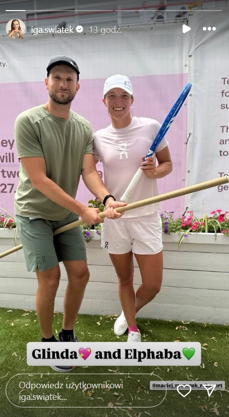 Iga Świątek i Maciej Ryszczuk jako Glinda i Elphaba z "Wicked" Dwie osoby stoją obok siebie, uśmiechnięte, trzymają w dłoniach rakietę tenisową i kij przypominający rekwizyt, ubrani sportowo; w tle widoczna fioletowa tablica oraz rabata z kwiatami.