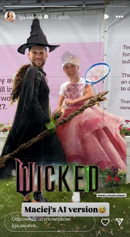 Iga Świątek i Maciej Ryszczuk jako Glinda i Elphaba z "Wicked" Dwie osoby przebrane w barwne kostiumy, jedna jako czarownica z zieloną twarzą, w czarnym stroju i kapeluszu, druga w różowej sukni księżniczki z tiarą, trzymająca rakietę do badmintona, obie stoją na tle scenografii z napisem Wicked.