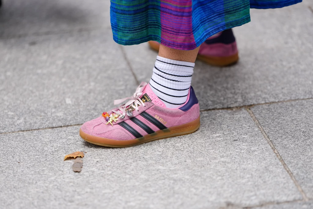 Różowe sneakersy hitem jesieni - jak je stylizować? 