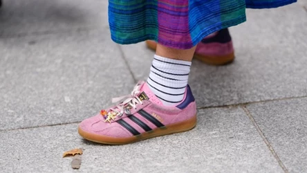 Różowe sneakersy hitem jesieni - jak je stylizować? 