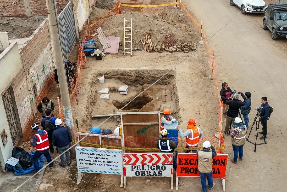 Robotnicy kładący rury gazowe odkryli w Limie prekolumbijski grób sprzed tysiąca lat Robotnicy kładący rury gazowe odkryli w Limie prekolumbijski grób sprzed tysiąca lat