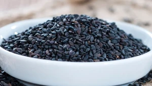 Każdy senior powinien mieć je w kuchni. Hamują osteoporozę i dbają o serce