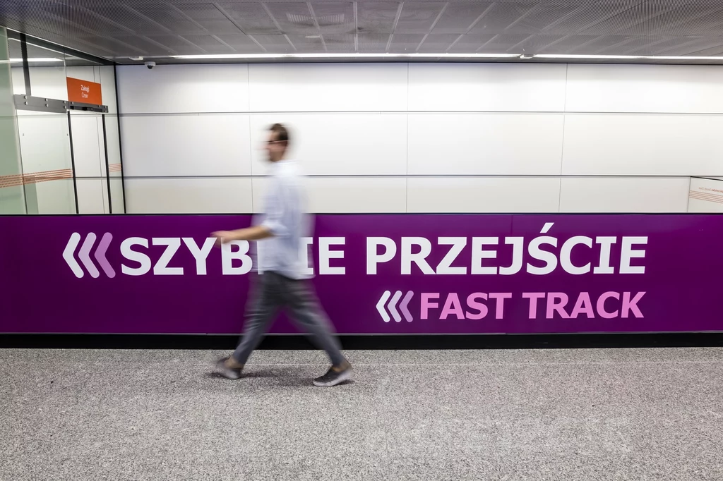 Fast Track to szybkie przejście kontroli bezpieczeństwa na lotnisku. Fast Track to szybkie przejście kontroli bezpieczeństwa na lotnisku.