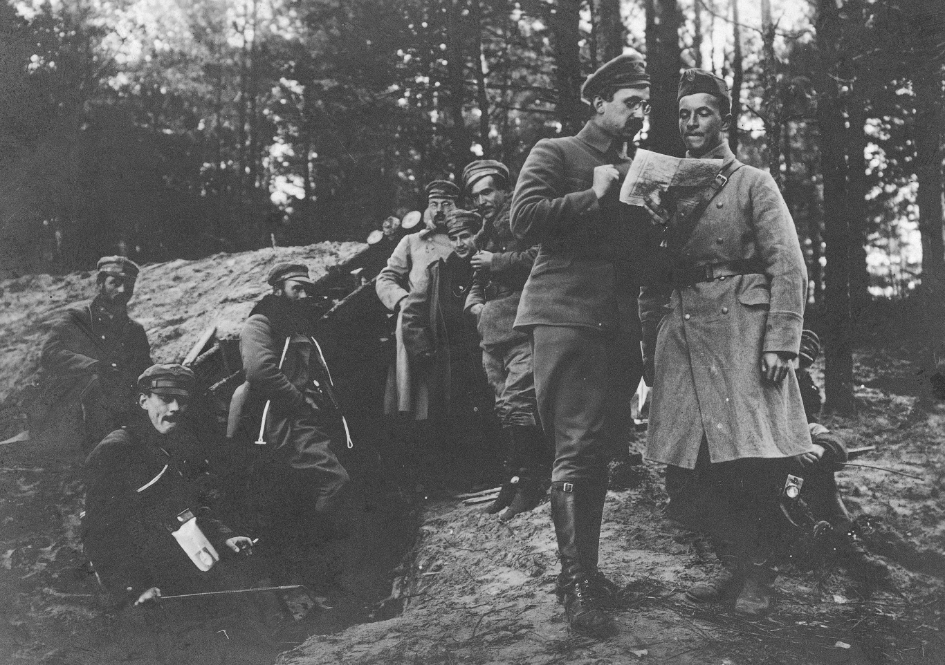 Grupa legionistów w okopach. Widoczni m.in.: Władysław Belina-Prażmowski (drugi z lewej), Edward Rydz-Śmigły (trzeci z lewej), Kazimierz Sosnkowski (stoi, z gazetą).