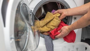 Nie rób tego podczas prania ręczników. Niszczysz ręczniki i pralkę