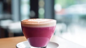 Nie pijesz kawy? Ten fioletowy napój to hit dla twojego mózgu
