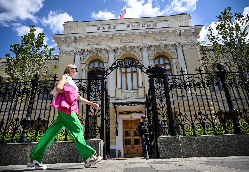 Putin podpisał ustawę pozwalającą funkcjonariuszom resortu spraw wewnętrznych "zamrażać" konta obywateli. Na zdj, rosyjski bank centralny - Bank Rosji