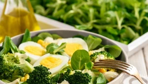 Zielenina, brokuły i jajko mogą wspólnie stworzyć smakowitą i zdrową sałatkę