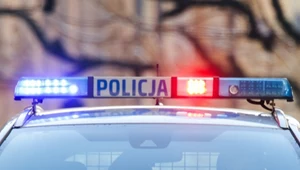 Kolejny atak na policjantów. Biegł w stronę funkcjonariuszy, został postrzelony