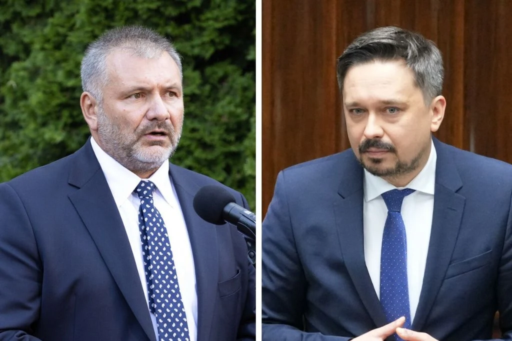 Zmiany w wymiarze sprawiedliwości. Rzecznik Praw Obywatelskich komentuje Dwaj mężczyźni w garniturach, jeden przy mikrofonie na tle zieleni, drugi w budynku o drewnianym wnętrzu, obaj prezentują formalny, poważny wyraz twarzy.