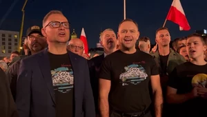 Duda i Nawrocki śpiewali jednym głosem. Spotkanie na placu Piłsudskiego